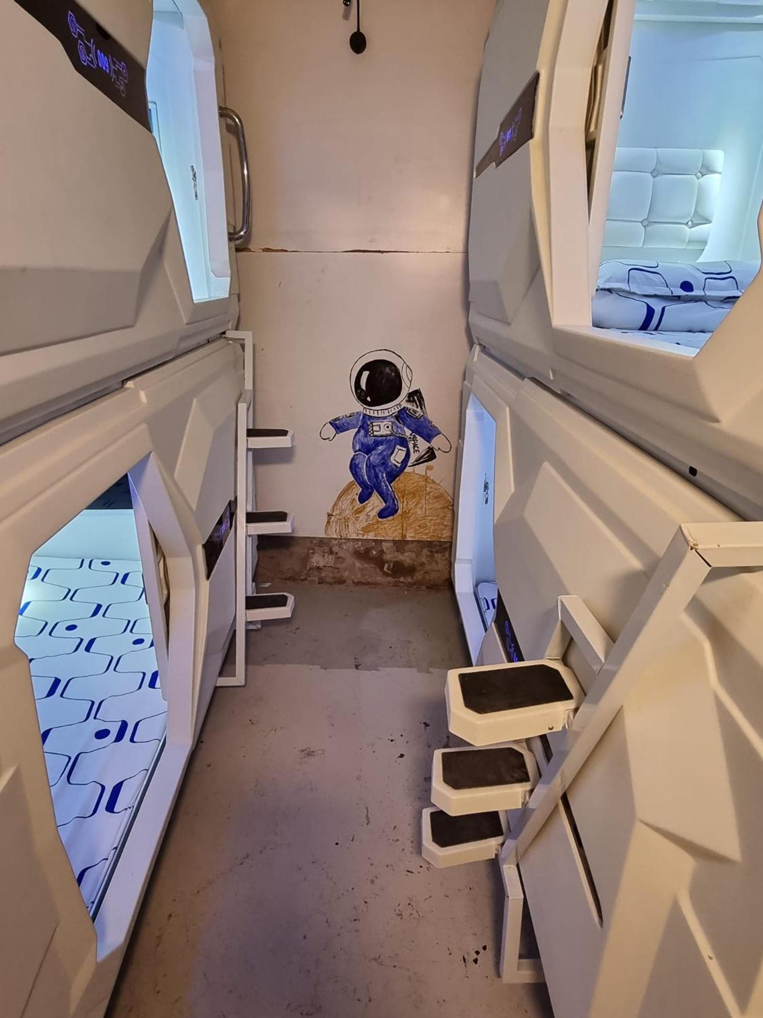 Malacca Vspace Guesthouse Capsule & Cafe מראה חיצוני תמונה
